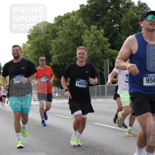 29.06.2025 - hella hamburg halbmarathon Jannik Wohlers http://msf.ph/oto/8140693 29.06.2025 10:06:03 Lombardsbrücke 1245, 1766, 4666, 4868, 6314, 6664, 9560, 10214, 10297, 10736, 10886, 12371, 13475, 13863, 15113, 15145, 15462, 15537, 15858, 17059, 18042, 18575, 18577, 18652, 18910, 18913 meine-sportfotos.de