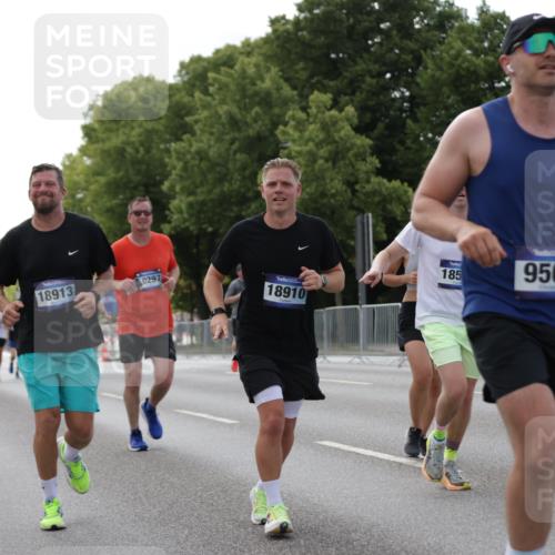 29.06.2025 - hella hamburg halbmarathon Jannik Wohlers http://msf.ph/oto/8140698 29.06.2025 10:06:03 Lombardsbrücke 1245, 1766, 4666, 4868, 6314, 6664, 9560, 10214, 10297, 10736, 10886, 12371, 13475, 13863, 15113, 15145, 15462, 15537, 15858, 17059, 18042, 18575, 18577, 18652, 18910, 18913 meine-sportfotos.de
