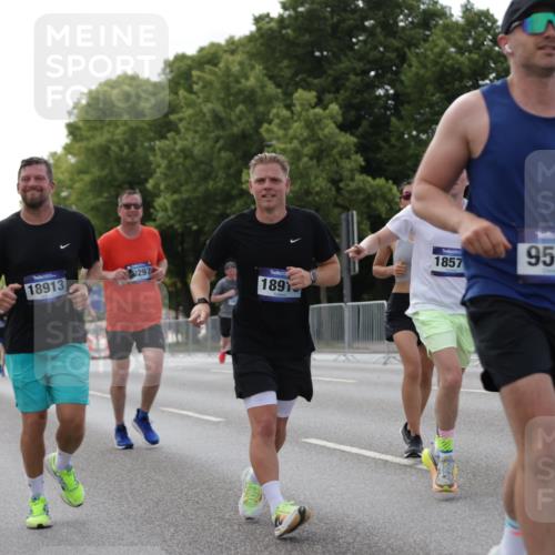 29.06.2025 - hella hamburg halbmarathon Jannik Wohlers http://msf.ph/oto/8140699 29.06.2025 10:06:03 Lombardsbrücke 1245, 1766, 4666, 4868, 6314, 6664, 9560, 10214, 10297, 10736, 10886, 12371, 13475, 13863, 15113, 15145, 15462, 15537, 15858, 17059, 18042, 18575, 18577, 18652, 18910, 18913 meine-sportfotos.de