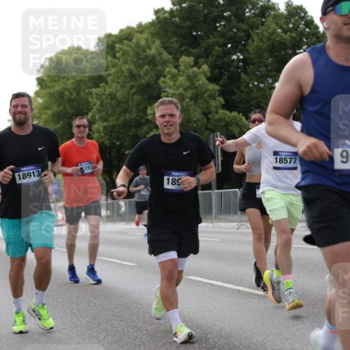 29.06.2025 - hella hamburg halbmarathon Jannik Wohlers http://msf.ph/oto/8140703 29.06.2025 10:06:03 Lombardsbrücke 1245, 1766, 4666, 4868, 6314, 6664, 9560, 10214, 10297, 10736, 10886, 12371, 13475, 13863, 15113, 15145, 15462, 15537, 15858, 17059, 18042, 18575, 18577, 18652, 18910, 18913 meine-sportfotos.de