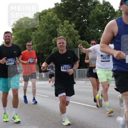 29.06.2025 - hella hamburg halbmarathon Jannik Wohlers http://msf.ph/oto/8140706 29.06.2025 10:06:03 Lombardsbrücke 1245, 1766, 4666, 4868, 6314, 6664, 9560, 10214, 10297, 10736, 10886, 12371, 13475, 13863, 15113, 15145, 15462, 15537, 15858, 17059, 18042, 18575, 18577, 18652, 18910, 18913 meine-sportfotos.de