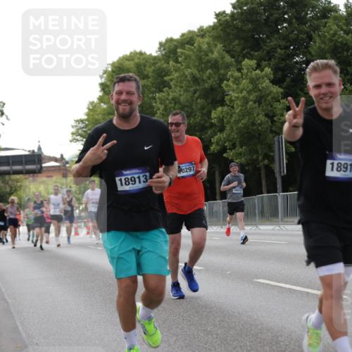 29.06.2025 - hella hamburg halbmarathon Jannik Wohlers http://msf.ph/oto/8140716 29.06.2025 10:06:04 Lombardsbrücke 1245, 1766, 4666, 4868, 6314, 6664, 9560, 10214, 10297, 10736, 10886, 12371, 13475, 13863, 14607, 15113, 15145, 15462, 15537, 15858, 17059, 18042, 18575, 18577, 18652, 18910, 18913 meine-sportfotos.de