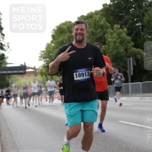 29.06.2025 - hella hamburg halbmarathon Jannik Wohlers http://msf.ph/oto/8140723 29.06.2025 10:06:04 Lombardsbrücke 1245, 1766, 4666, 4868, 6314, 6664, 9560, 10214, 10297, 10736, 10886, 12371, 13475, 13863, 14607, 15113, 15145, 15462, 15537, 15858, 17059, 18042, 18575, 18577, 18652, 18910, 18913 meine-sportfotos.de