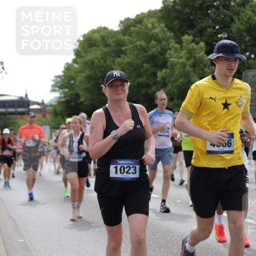 29.06.2025 - hella hamburg halbmarathon Jannik Wohlers http://msf.ph/oto/8140725 29.06.2025 10:43:17 Lombardsbrücke 1023, 1310, 1400, 2733, 3390, 3597, 4866, 5192, 5201, 5214, 5370, 5890, 6036, 6096, 6226, 6334, 6931, 6971, 6973, 7197, 7205, 7206, 7489, 7504, 8000, 8058, 8233, 8504, 9704, 9831, 10083, 10097, 10200, 10202, 10220, 10285, 10325, 10553, 10799, 12518, 12654, 13371, 13705, 13730, 13748, 13777, 14866, 15079, 15177, 15187, 15448, 15795, 15848, 16298, 16589, 16901, 16902, 17143, 17210, 17501, 18080, 18310, 18318, 18341, 18436 meine-sportfotos.de
