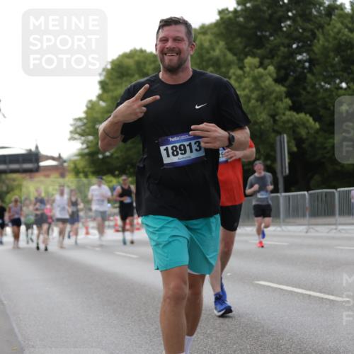29.06.2025 - hella hamburg halbmarathon Jannik Wohlers http://msf.ph/oto/8140730 29.06.2025 10:06:04 Lombardsbrücke 1245, 1766, 4666, 4868, 6314, 6664, 9560, 10214, 10297, 10736, 10886, 12371, 13475, 13863, 14607, 15113, 15145, 15462, 15537, 15858, 17059, 18042, 18575, 18577, 18652, 18910, 18913 meine-sportfotos.de