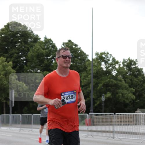 29.06.2025 - hella hamburg halbmarathon Jannik Wohlers http://msf.ph/oto/8140732 29.06.2025 10:06:06 Lombardsbrücke 1245, 1766, 4666, 5807, 5951, 6664, 9560, 10214, 10297, 10736, 10886, 12371, 13475, 13863, 14607, 15113, 15377, 15462, 15537, 15858, 16933, 17059, 18042, 18575, 18577, 18652, 18910, 18913 meine-sportfotos.de