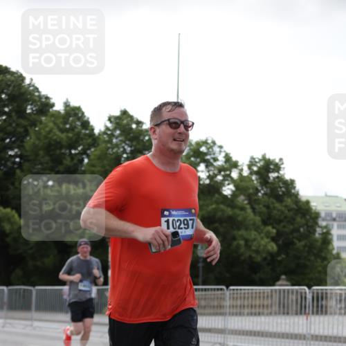 29.06.2025 - hella hamburg halbmarathon Jannik Wohlers http://msf.ph/oto/8140743 29.06.2025 10:06:06 Lombardsbrücke 1245, 1766, 4666, 5807, 5951, 6664, 9560, 10214, 10297, 10736, 10886, 12371, 13475, 13863, 14607, 15113, 15377, 15462, 15537, 15858, 16933, 17059, 18042, 18575, 18577, 18652, 18910, 18913 meine-sportfotos.de