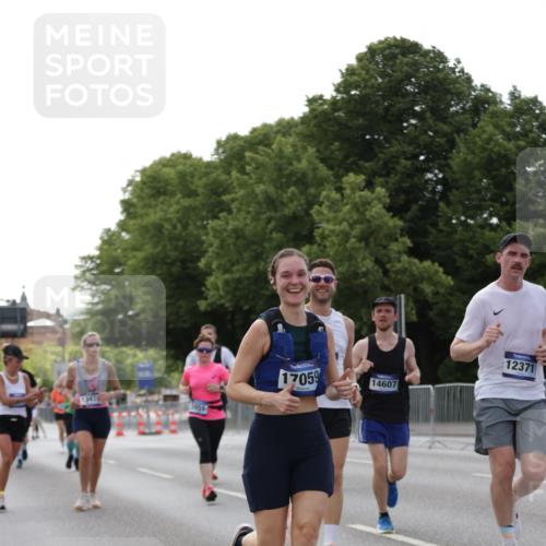 29.06.2025 - hella hamburg halbmarathon Jannik Wohlers http://msf.ph/oto/8140781 29.06.2025 10:06:11 Lombardsbrücke 4666, 5807, 5951, 6664, 8290, 9560, 10214, 10297, 10736, 10886, 12371, 13475, 14607, 15377, 15858, 16692, 16933, 17059, 18042, 18381, 18575, 18577, 18652, 18828, 18910, 18913 meine-sportfotos.de