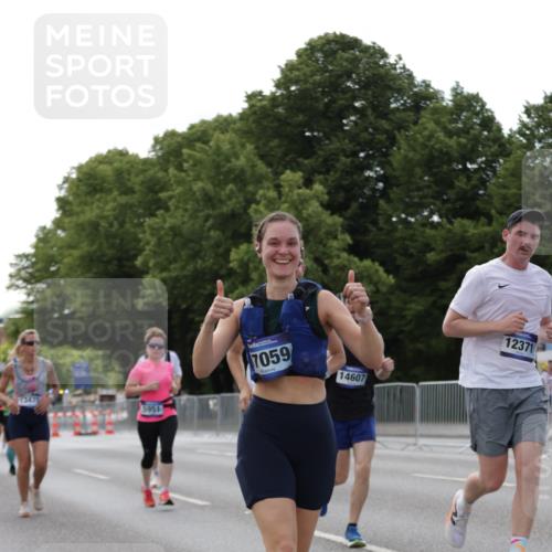29.06.2025 - hella hamburg halbmarathon Jannik Wohlers http://msf.ph/oto/8140792 29.06.2025 10:06:12 Lombardsbrücke 5807, 5951, 6664, 8290, 9560, 10214, 10297, 10736, 10886, 12371, 13475, 14607, 15377, 15858, 16692, 16933, 17059, 18381, 18575, 18577, 18652, 18828, 18910, 18913 meine-sportfotos.de