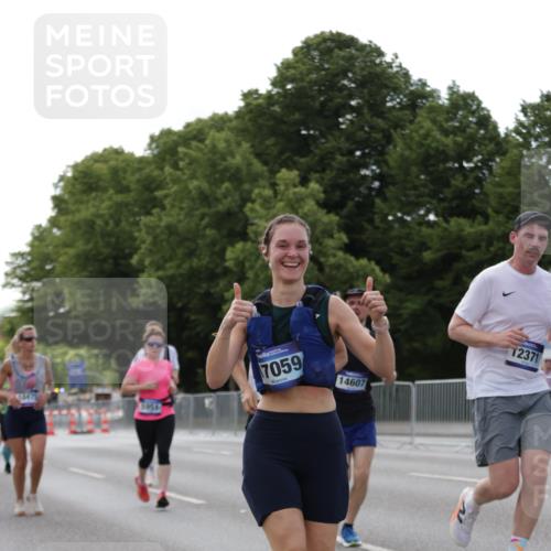 29.06.2025 - hella hamburg halbmarathon Jannik Wohlers http://msf.ph/oto/8140795 29.06.2025 10:06:12 Lombardsbrücke 5807, 5951, 6664, 8290, 9560, 10214, 10297, 10736, 10886, 12371, 13475, 14607, 15377, 15858, 16692, 16933, 17059, 18381, 18575, 18577, 18652, 18828, 18910, 18913 meine-sportfotos.de