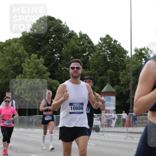 29.06.2025 - hella hamburg halbmarathon Jannik Wohlers http://msf.ph/oto/8140815 29.06.2025 10:06:13 Lombardsbrücke 5807, 5951, 6664, 8290, 9560, 10214, 10297, 10736, 10886, 12371, 13475, 14607, 15377, 15858, 16692, 16933, 17059, 18381, 18575, 18577, 18652, 18828, 18910, 18913 meine-sportfotos.de