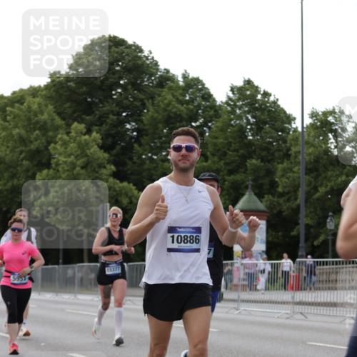 29.06.2025 - hella hamburg halbmarathon Jannik Wohlers http://msf.ph/oto/8140818 29.06.2025 10:06:13 Lombardsbrücke 5807, 5951, 6664, 8290, 9560, 10214, 10297, 10736, 10886, 12371, 13475, 14607, 15377, 15858, 16692, 16933, 17059, 18381, 18575, 18577, 18652, 18828, 18910, 18913 meine-sportfotos.de