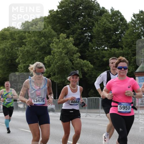 29.06.2025 - hella hamburg halbmarathon Jannik Wohlers http://msf.ph/oto/8140848 29.06.2025 10:06:14 Lombardsbrücke 5807, 5951, 6664, 8290, 10214, 10297, 10736, 10886, 12371, 13475, 14607, 15377, 15858, 16692, 16933, 17059, 18381, 18575, 18577, 18652, 18828, 18910, 18913 meine-sportfotos.de