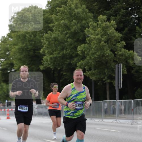 29.06.2025 - hella hamburg halbmarathon Jannik Wohlers http://msf.ph/oto/8140871 29.06.2025 10:06:16 Lombardsbrücke 5807, 5951, 6664, 8290, 10736, 10886, 12371, 13475, 14607, 15377, 16692, 16933, 17059, 18381, 18577, 18652, 18828 meine-sportfotos.de