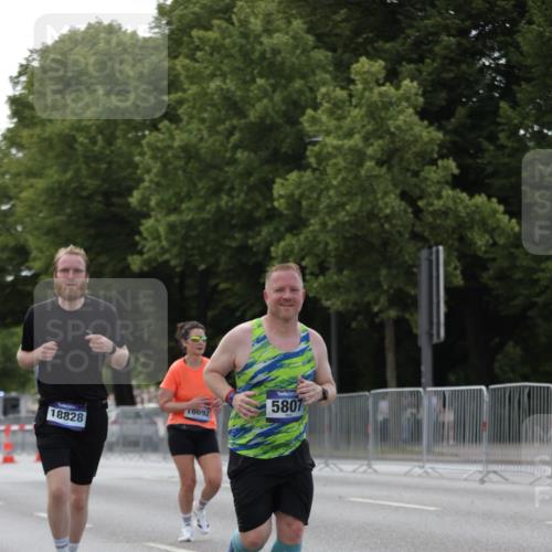 29.06.2025 - hella hamburg halbmarathon Jannik Wohlers http://msf.ph/oto/8140877 29.06.2025 10:06:16 Lombardsbrücke 5807, 5951, 6664, 8290, 10736, 10886, 12371, 13475, 14607, 15377, 16692, 16933, 17059, 18381, 18577, 18652, 18828 meine-sportfotos.de