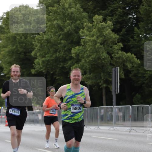 29.06.2025 - hella hamburg halbmarathon Jannik Wohlers http://msf.ph/oto/8140879 29.06.2025 10:06:16 Lombardsbrücke 5807, 5951, 6664, 8290, 10736, 10886, 12371, 13475, 14607, 15377, 16692, 16933, 17059, 18381, 18577, 18652, 18828 meine-sportfotos.de