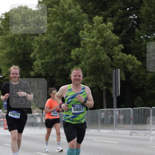 29.06.2025 - hella hamburg halbmarathon Jannik Wohlers http://msf.ph/oto/8140884 29.06.2025 10:06:17 Lombardsbrücke 1993, 5807, 5951, 6664, 8290, 8960, 10736, 10886, 12371, 13475, 14607, 15377, 16692, 16933, 17059, 17174, 18381, 18652, 18828 meine-sportfotos.de