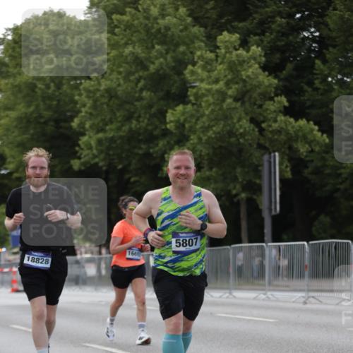 29.06.2025 - hella hamburg halbmarathon Jannik Wohlers http://msf.ph/oto/8140888 29.06.2025 10:06:17 Lombardsbrücke 1993, 5807, 5951, 6664, 8290, 8960, 10736, 10886, 12371, 13475, 14607, 15377, 16692, 16933, 17059, 17174, 18381, 18652, 18828 meine-sportfotos.de
