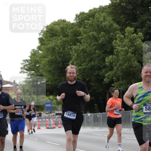 29.06.2025 - hella hamburg halbmarathon Jannik Wohlers http://msf.ph/oto/8140891 29.06.2025 10:06:17 Lombardsbrücke 1993, 5807, 5951, 6664, 8290, 8960, 10736, 10886, 12371, 13475, 14607, 15377, 16692, 16933, 17059, 17174, 18381, 18652, 18828 meine-sportfotos.de