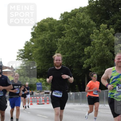 29.06.2025 - hella hamburg halbmarathon Jannik Wohlers http://msf.ph/oto/8140898 29.06.2025 10:06:17 Lombardsbrücke 1993, 5807, 5951, 6664, 8290, 8960, 10736, 10886, 12371, 13475, 14607, 15377, 16692, 16933, 17059, 17174, 18381, 18652, 18828 meine-sportfotos.de