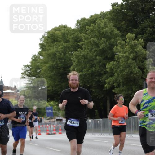 29.06.2025 - hella hamburg halbmarathon Jannik Wohlers http://msf.ph/oto/8140902 29.06.2025 10:06:17 Lombardsbrücke 1993, 5807, 5951, 6664, 8290, 8960, 10736, 10886, 12371, 13475, 14607, 15377, 16692, 16933, 17059, 17174, 18381, 18652, 18828 meine-sportfotos.de