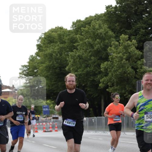 29.06.2025 - hella hamburg halbmarathon Jannik Wohlers http://msf.ph/oto/8140906 29.06.2025 10:06:17 Lombardsbrücke 1993, 5807, 5951, 6664, 8290, 8960, 10736, 10886, 12371, 13475, 14607, 15377, 16692, 16933, 17059, 17174, 18381, 18652, 18828 meine-sportfotos.de