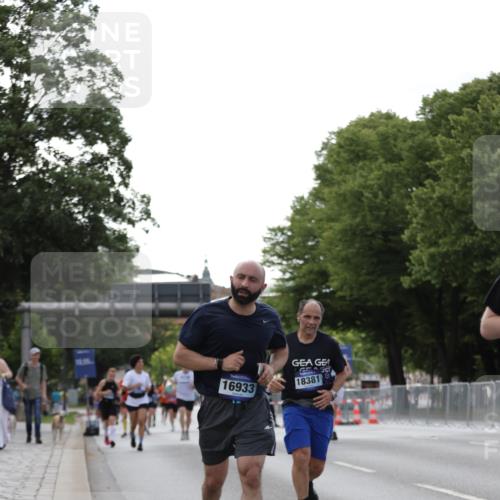 29.06.2025 - hella hamburg halbmarathon Jannik Wohlers http://msf.ph/oto/8140912 29.06.2025 10:06:18 Lombardsbrücke 1993, 5807, 5951, 6572, 6664, 8290, 8960, 10736, 10886, 12371, 13475, 14607, 15377, 16692, 16933, 17059, 17174, 18343, 18381, 18652, 18828 meine-sportfotos.de