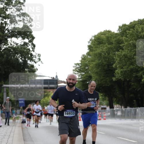 29.06.2025 - hella hamburg halbmarathon Jannik Wohlers http://msf.ph/oto/8140921 29.06.2025 10:06:19 Lombardsbrücke 1993, 5807, 5951, 6572, 6664, 8290, 8960, 10736, 10886, 12371, 13475, 14607, 15377, 16692, 16933, 17059, 17174, 18343, 18381, 18652, 18828 meine-sportfotos.de