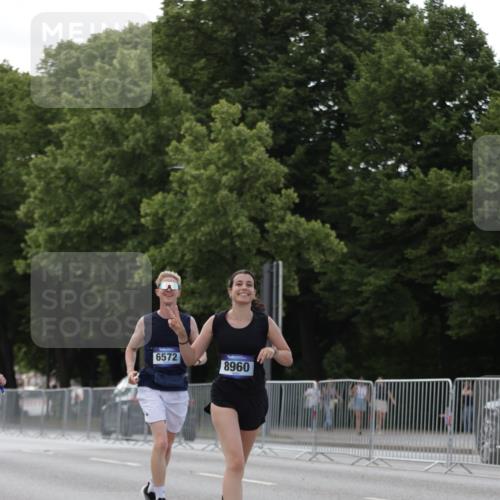 29.06.2025 - hella hamburg halbmarathon Jannik Wohlers http://msf.ph/oto/8140954 29.06.2025 10:06:24 Lombardsbrücke 1993, 5807, 5845, 5951, 6572, 8290, 8960, 10886, 12371, 12418, 13475, 14607, 15377, 16554, 16692, 16933, 17174, 18343, 18381, 18652, 18828 meine-sportfotos.de