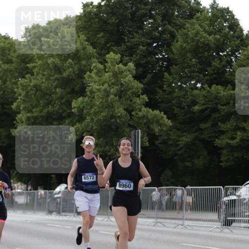 29.06.2025 - hella hamburg halbmarathon Jannik Wohlers http://msf.ph/oto/8140961 29.06.2025 10:06:24 Lombardsbrücke 1993, 5807, 5845, 5951, 6572, 8290, 8960, 10886, 12371, 12418, 13475, 14607, 15377, 16554, 16692, 16933, 17174, 18343, 18381, 18652, 18828 meine-sportfotos.de