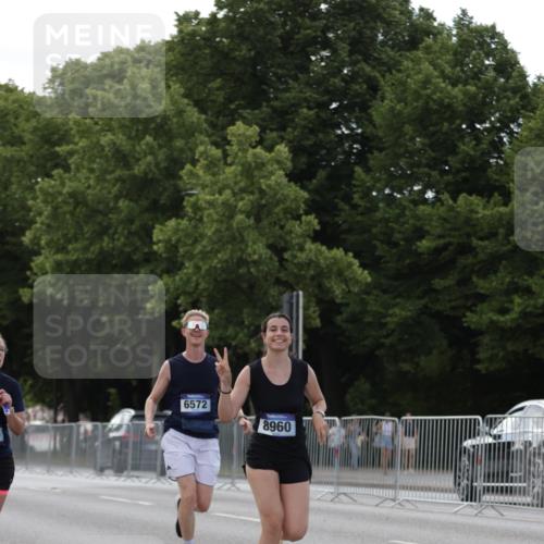 29.06.2025 - hella hamburg halbmarathon Jannik Wohlers http://msf.ph/oto/8140963 29.06.2025 10:06:25 Lombardsbrücke 1993, 5807, 5845, 5951, 6572, 8290, 8960, 10283, 12418, 14607, 15377, 16554, 16692, 16933, 17174, 18343, 18381, 18828 meine-sportfotos.de