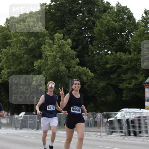 29.06.2025 - hella hamburg halbmarathon Jannik Wohlers http://msf.ph/oto/8140977 29.06.2025 10:06:25 Lombardsbrücke 1993, 5807, 5845, 5951, 6572, 8290, 8960, 10283, 12418, 14607, 15377, 16554, 16692, 16933, 17174, 18343, 18381, 18828 meine-sportfotos.de