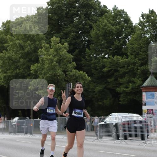 29.06.2025 - hella hamburg halbmarathon Jannik Wohlers http://msf.ph/oto/8140984 29.06.2025 10:06:25 Lombardsbrücke 1993, 5807, 5845, 5951, 6572, 8290, 8960, 10283, 12418, 14607, 15377, 16554, 16692, 16933, 17174, 18343, 18381, 18828 meine-sportfotos.de