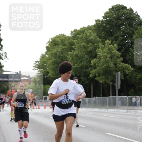 29.06.2025 - hella hamburg halbmarathon Jannik Wohlers http://msf.ph/oto/8141048 29.06.2025 10:06:28 Lombardsbrücke 1993, 5845, 6572, 8290, 8744, 8960, 10283, 12418, 16554, 16692, 17174, 18343, 18381, 18828 meine-sportfotos.de