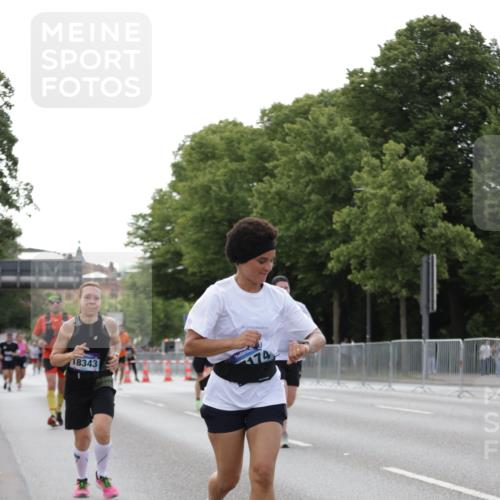 29.06.2025 - hella hamburg halbmarathon Jannik Wohlers http://msf.ph/oto/8141053 29.06.2025 10:06:28 Lombardsbrücke 1993, 5845, 6572, 8290, 8744, 8960, 10283, 12418, 16554, 16692, 17174, 18343, 18381, 18828 meine-sportfotos.de