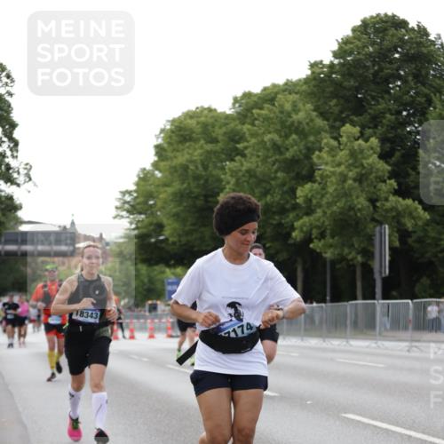 29.06.2025 - hella hamburg halbmarathon Jannik Wohlers http://msf.ph/oto/8141062 29.06.2025 10:06:28 Lombardsbrücke 1993, 5845, 6572, 8290, 8744, 8960, 10283, 12418, 16554, 16692, 17174, 18343, 18381, 18828 meine-sportfotos.de