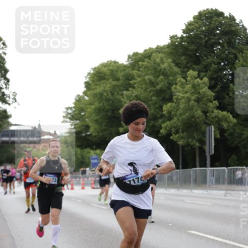 29.06.2025 - hella hamburg halbmarathon Jannik Wohlers http://msf.ph/oto/8141072 29.06.2025 10:06:28 Lombardsbrücke 1993, 5845, 6572, 8290, 8744, 8960, 10283, 12418, 16554, 16692, 17174, 18343, 18381, 18828 meine-sportfotos.de