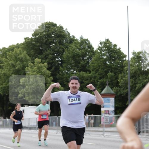 29.06.2025 - hella hamburg halbmarathon Jannik Wohlers http://msf.ph/oto/8141149 29.06.2025 10:06:31 Lombardsbrücke 1993, 5845, 6572, 8744, 8960, 10283, 12418, 12550, 16554, 16692, 17174, 17895, 18316, 18343, 18381 meine-sportfotos.de