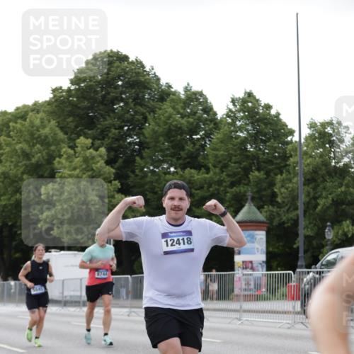 29.06.2025 - hella hamburg halbmarathon Jannik Wohlers http://msf.ph/oto/8141155 29.06.2025 10:06:31 Lombardsbrücke 1993, 5845, 6572, 8744, 8960, 10283, 12418, 12550, 16554, 16692, 17174, 17895, 18316, 18343, 18381 meine-sportfotos.de