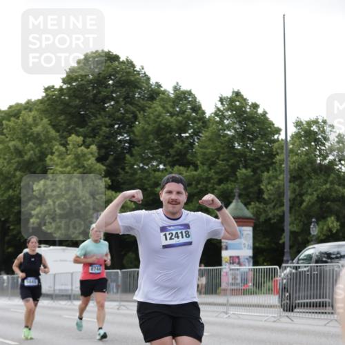 29.06.2025 - hella hamburg halbmarathon Jannik Wohlers http://msf.ph/oto/8141160 29.06.2025 10:06:31 Lombardsbrücke 1993, 5845, 6572, 8744, 8960, 10283, 12418, 12550, 16554, 16692, 17174, 17895, 18316, 18343, 18381 meine-sportfotos.de