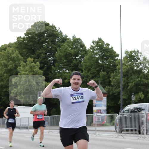 29.06.2025 - hella hamburg halbmarathon Jannik Wohlers http://msf.ph/oto/8141164 29.06.2025 10:06:31 Lombardsbrücke 1993, 5845, 6572, 8744, 8960, 10283, 12418, 12550, 16554, 16692, 17174, 17895, 18316, 18343, 18381 meine-sportfotos.de