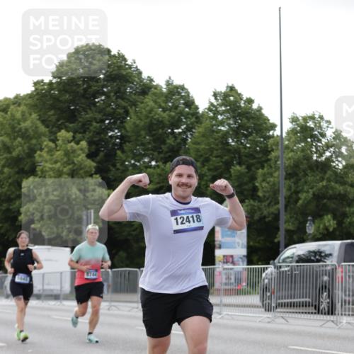 29.06.2025 - hella hamburg halbmarathon Jannik Wohlers http://msf.ph/oto/8141170 29.06.2025 10:06:31 Lombardsbrücke 1993, 5845, 6572, 8744, 8960, 10283, 12418, 12550, 16554, 16692, 17174, 17895, 18316, 18343, 18381 meine-sportfotos.de