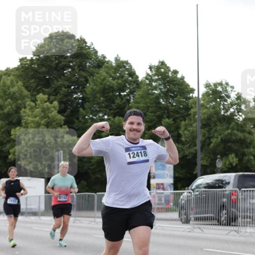 29.06.2025 - hella hamburg halbmarathon Jannik Wohlers http://msf.ph/oto/8141174 29.06.2025 10:06:31 Lombardsbrücke 1993, 5845, 6572, 8744, 8960, 10283, 12418, 12550, 16554, 16692, 17174, 17895, 18316, 18343, 18381 meine-sportfotos.de