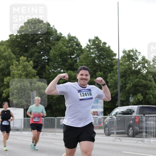 29.06.2025 - hella hamburg halbmarathon Jannik Wohlers http://msf.ph/oto/8141179 29.06.2025 10:06:31 Lombardsbrücke 1993, 5845, 6572, 8744, 8960, 10283, 12418, 12550, 16554, 16692, 17174, 17895, 18316, 18343, 18381 meine-sportfotos.de