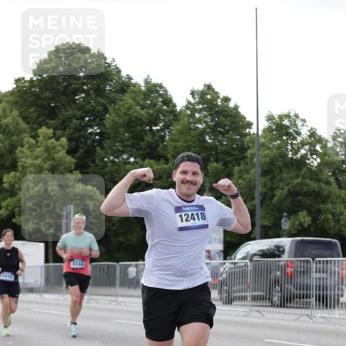 29.06.2025 - hella hamburg halbmarathon Jannik Wohlers http://msf.ph/oto/8141183 29.06.2025 10:06:31 Lombardsbrücke 1993, 5845, 6572, 8744, 8960, 10283, 12418, 12550, 16554, 16692, 17174, 17895, 18316, 18343, 18381 meine-sportfotos.de