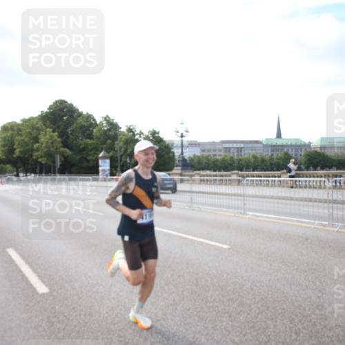 29.06.2025 - hella hamburg halbmarathon Jannik Wohlers http://msf.ph/oto/8141184 29.06.2025 09:37:54 Lombardsbrücke 4116 meine-sportfotos.de