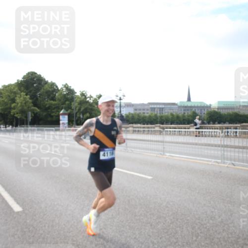 29.06.2025 - hella hamburg halbmarathon Jannik Wohlers http://msf.ph/oto/8141190 29.06.2025 09:37:54 Lombardsbrücke 4116 meine-sportfotos.de