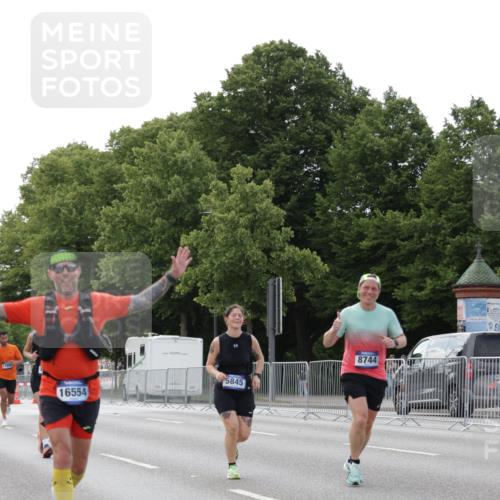 29.06.2025 - hella hamburg halbmarathon Jannik Wohlers http://msf.ph/oto/8141192 29.06.2025 10:06:32 Lombardsbrücke 1993, 5845, 6572, 7503, 8744, 8960, 10283, 12418, 12550, 16554, 16692, 17174, 17895, 18316, 18343 meine-sportfotos.de