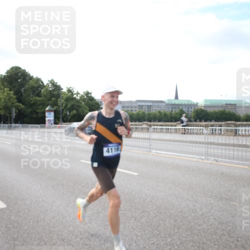 29.06.2025 - hella hamburg halbmarathon Jannik Wohlers http://msf.ph/oto/8141195 29.06.2025 09:37:54 Lombardsbrücke 4116 meine-sportfotos.de