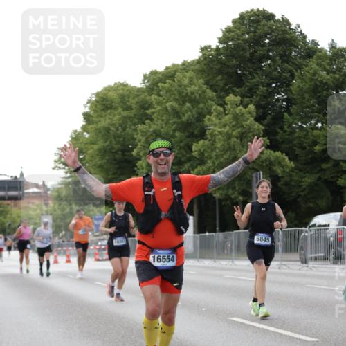 29.06.2025 - hella hamburg halbmarathon Jannik Wohlers http://msf.ph/oto/8141196 29.06.2025 10:06:32 Lombardsbrücke 1993, 5845, 6572, 7503, 8744, 8960, 10283, 12418, 12550, 16554, 16692, 17174, 17895, 18316, 18343 meine-sportfotos.de